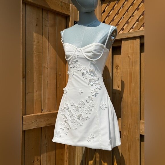 Elegant White Floral Mini Dress - Picture 3 of 16